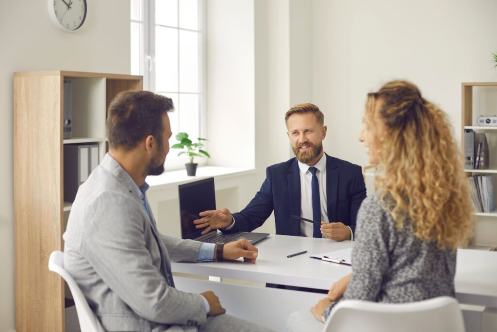Couple-Meeting-with-the-mortgage-broker